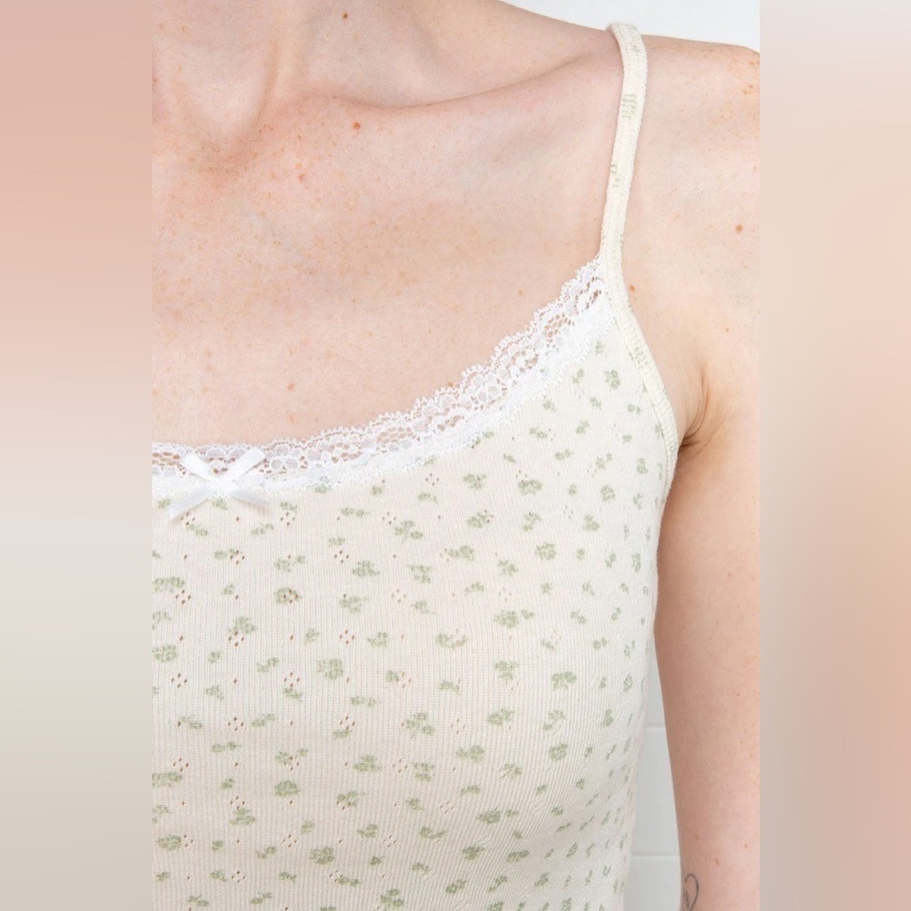 Brandy Melville Skylar Floral Eyelet Tank Top NEW - Picture 3 of 5